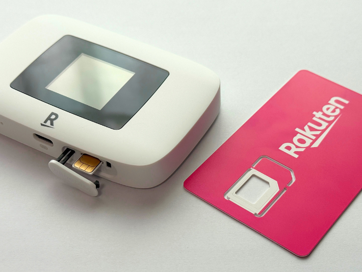 SIMカードを端末に挿入する